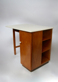 Houten bureau met formicabureaublad