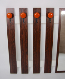 Vintage houten wandkapstok met spiegel en oranje haken