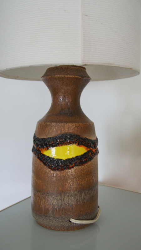 Schaduw terugtrekken hiërarchie Vintage tafellamp met fatlava voet en stoffen kap uit jaren 70 | Verkocht |  RetroLoes