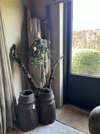 Groentoef met gele kunsttulpen en eucalyptus, en verse berk