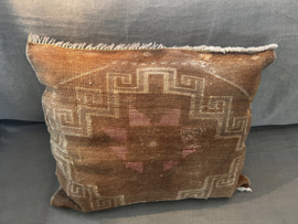 Prachtig xxl kussen nr 6 gemaakt van vintage Turks tapijt.