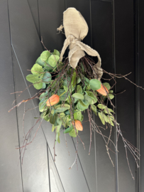 Groentoef met zalmkleurige kunsttulpen en eucalyptus, en verse berk