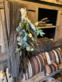 Groentoef met witte kunsttulpen en eucalyptus, en verse berk