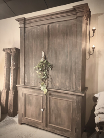 Hoge vergrijsde kast