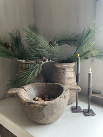 Hoge pot met houtsnijwerk w11