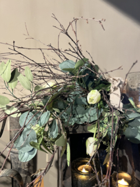 Groentoef met witte kunsttulpen en eucalyptus, en verse berk