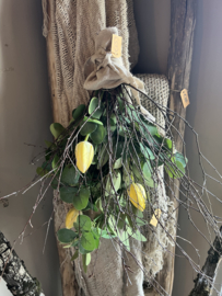 Groentoef met gele kunsttulpen en eucalyptus, en verse berk