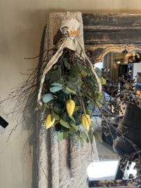 Groentoef met gele kunsttulpen en eucalyptus, en verse berk