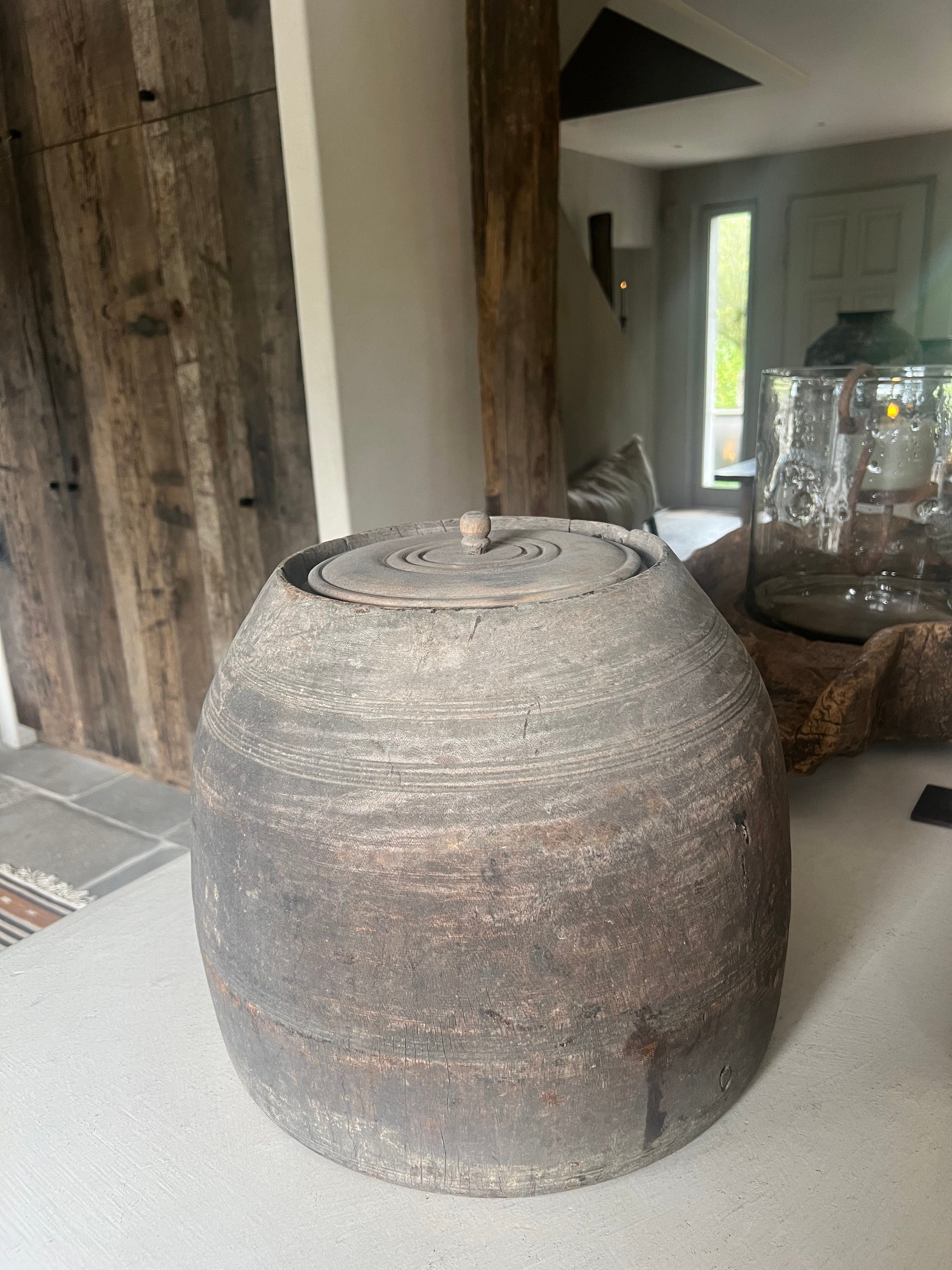 Grote houten pot met deksel