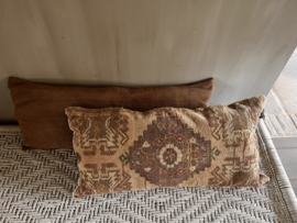 Prachtig xxl kussen nr 3 gemaakt van vintage Turks tapijt.