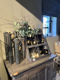 Groentoef met witte kunsttulpen en eucalyptus, en verse berk