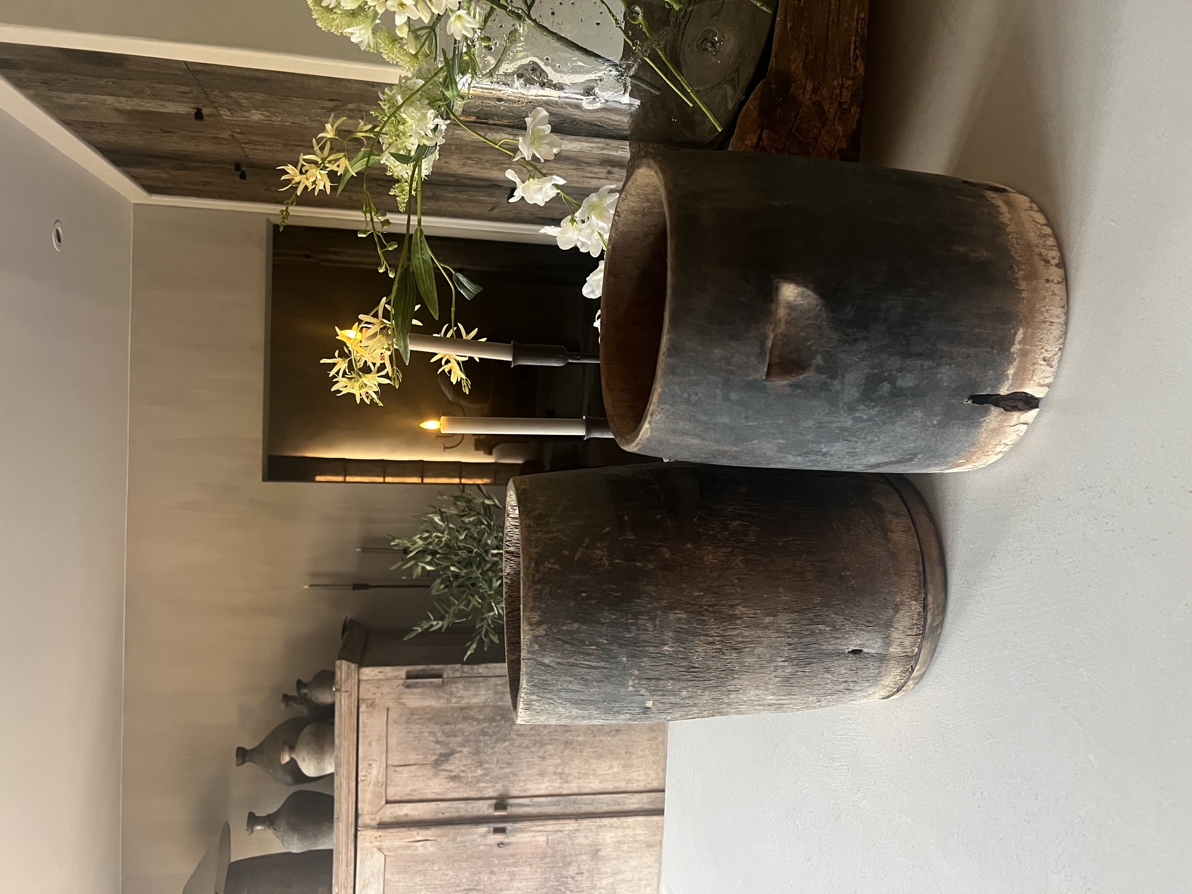 Grote, oude,  houten pot of vaas rechts