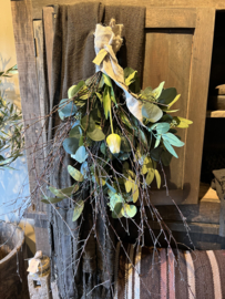Groentoef met witte kunsttulpen en eucalyptus, en verse berk