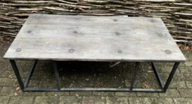 Stoere salontafel  Bram van Aura Peeperkorn groot met stalen onderstel, 140/70, mooi vergrijsd blad met spijkers