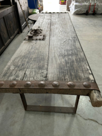 Prachtige doorleefde tafel of sidetable gemaakt van oude deur.
