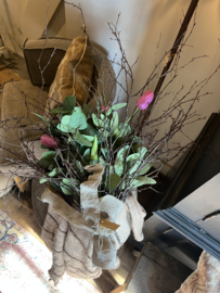 Groentoef met roze kunsttulpen en eucalyptus, en verse berk