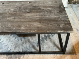 Stoere salontafel  Bram van Aura Peeperkorn groot met stalen onderstel, 150/80, mooi vergrijsd blad met spijkers