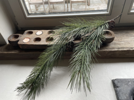 Hoge pot met houtsnijwerk w11
