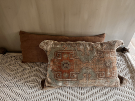 Prachtig xxl kussen nr 7 gemaakt van vintage Turks tapijt.