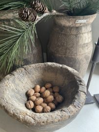 Hoge pot met houtsnijwerk w11