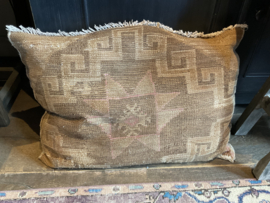 Prachtig xxl kussen nr 9 gemaakt van vintage Turks tapijt.