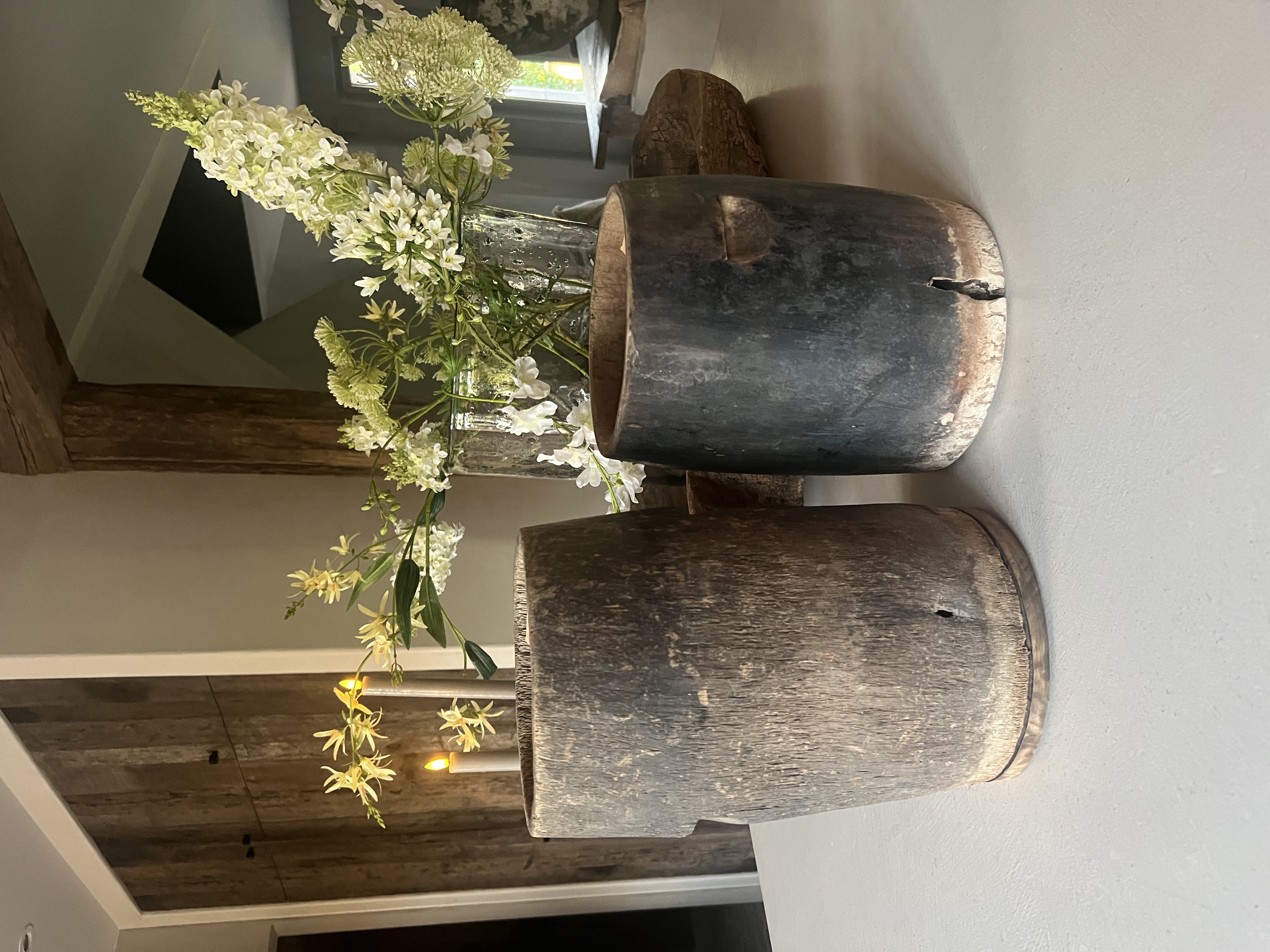 Grote, oude,  houten pot of vaas rechts