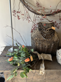 Groentoef met zalmkleurige kunsttulpen en eucalyptus, en verse berk