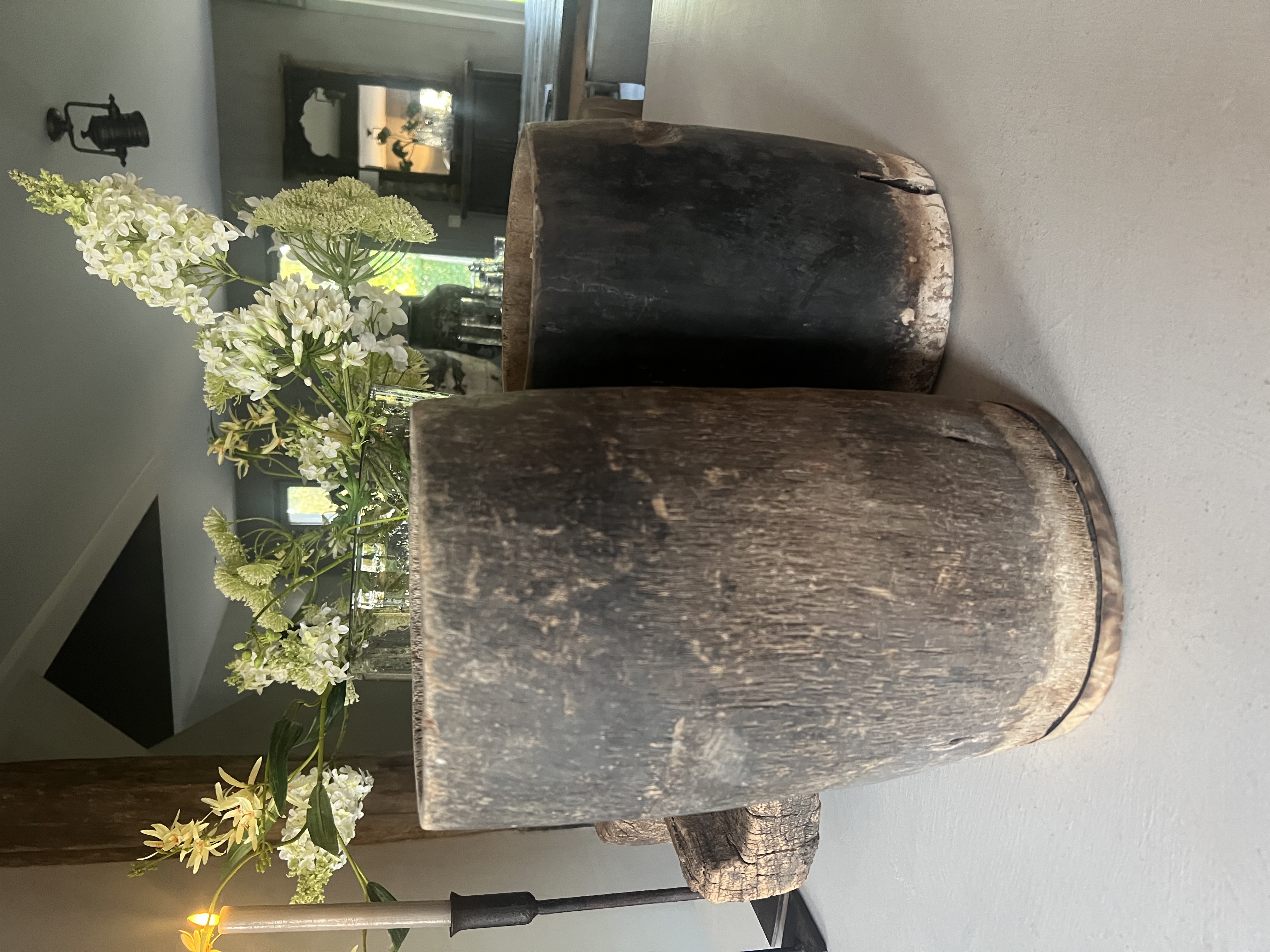 Grote, oude,  houten pot of vaas rechts