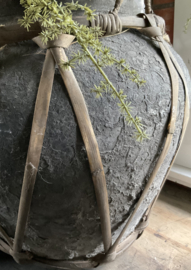 Stenen kruik met rieten binding
