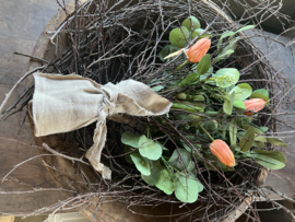 Groentoef met zalmkleurige kunsttulpen en eucalyptus, en verse berk