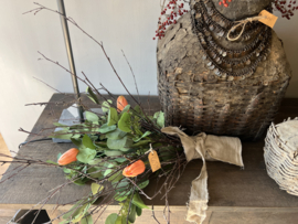 Groentoef met zalmkleurige kunsttulpen en eucalyptus, en verse berk
