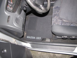 CLASSIC Velours automatten met logo Mazda 323 BJ 1998-2003