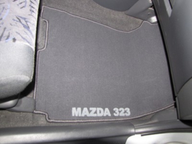 CLASSIC Velours automatten met logo Mazda 323 BJ 1998-2003