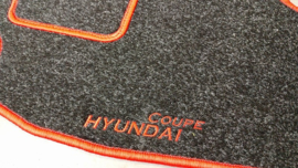 Classic Velours automatten met rode rand en logo Hyundai Coupe 1999-2002