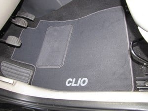 Haarzelf Winkelier boog CLASSIC Velours automatten met logo Renault Clio III 20 (Tapijtkleur::  Zwart,Randtype & kleur:: Zwarte draad genaaide rand,Logo opties & kleur:  Licht grijze logo Flock,Set: Set)