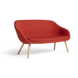 AAL Sofa 2-zits ronde houten poten, gestoffeerd - HAY