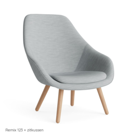 AAL 92 hoge rug, ronde houten poten, gestoffeerd - HAY