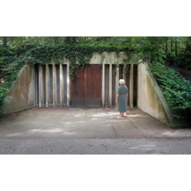 Foto 'Woman Looking At Door' - Joost Nelissen