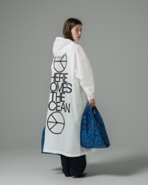 The New Raincoat large 'Ocean White' - Susan Bijl x Experimental Jetset