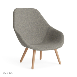 AAL 92 hoge rug, ronde houten poten, gestoffeerd - HAY