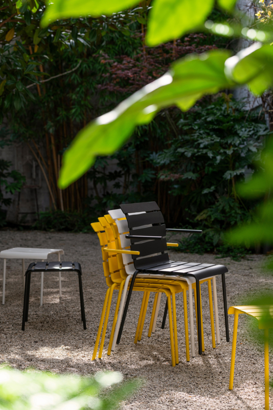 Aligned: tuinstoel met armleuningen - Maarten Baas / Valerie Objects