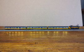 NS  1100 geel/grijs  met botsneus met bijpassende wagens