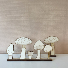 Houten paddenstoelen in houder