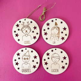 Houten kerstbal met poppetje en kerst accessoires