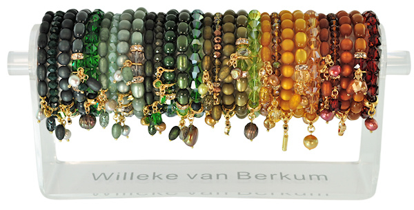 0702 - 30 bracelets on display - 6 colors