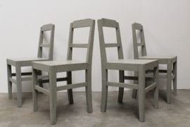 26 x Vintage stoelen hout gerestyled in grijs. Verkocht vanaf set van Vier .