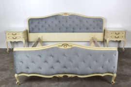 Vintage Queen Ann bed met twee nachtkastjes in oude craquelé verf