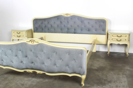 Vintage Queen Ann bed met twee nachtkastjes in oude craquelé verf