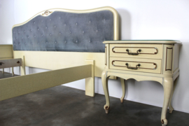 Vintage Queen Ann bed met twee nachtkastjes in oude craquelé verf