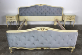 Vintage Queen Ann bed met twee nachtkastjes in oude craquelé verf